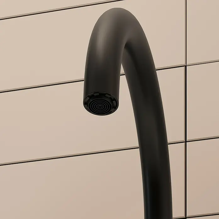 VitrA Flow Soft Spültischarmatur - Fester Auslauf, Schwarz, Matt, Höhe: 35,2 cm - Mattschwarzer, gebogener Wasserhahn vor einer beigefarbenen Fliesenwand.