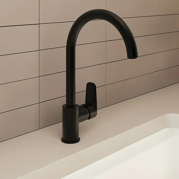 VitrA Flow Soft Spültischarmatur - Fester Auslauf, Schwarz, Matt, Höhe: 35,2 cm - Moderner schwarzer Küchenarmatur mit gebogenem Auslauf und Hebelgriff, vor beiger Fliesenwand über einem weißen Waschbecken.
