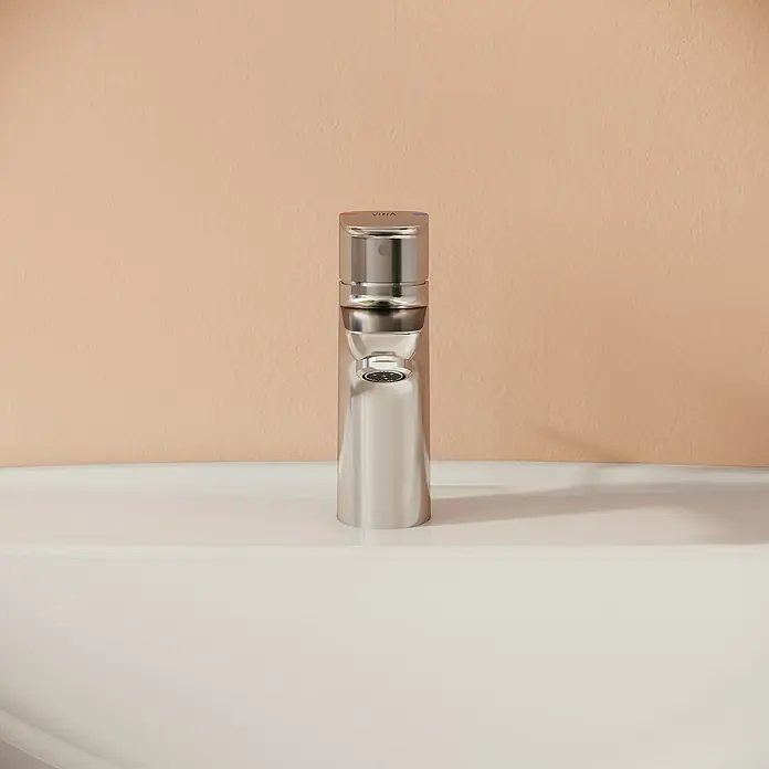 VitrA Flow Soft Waschtischarmatur - Chrom, Höhe: 15 cm, Mit Zugstange - Eleganter Wasserhahn aus silbernem Metall mit roten und blauen Anzeigen oben, auf einem weißen Waschbecken montiert.