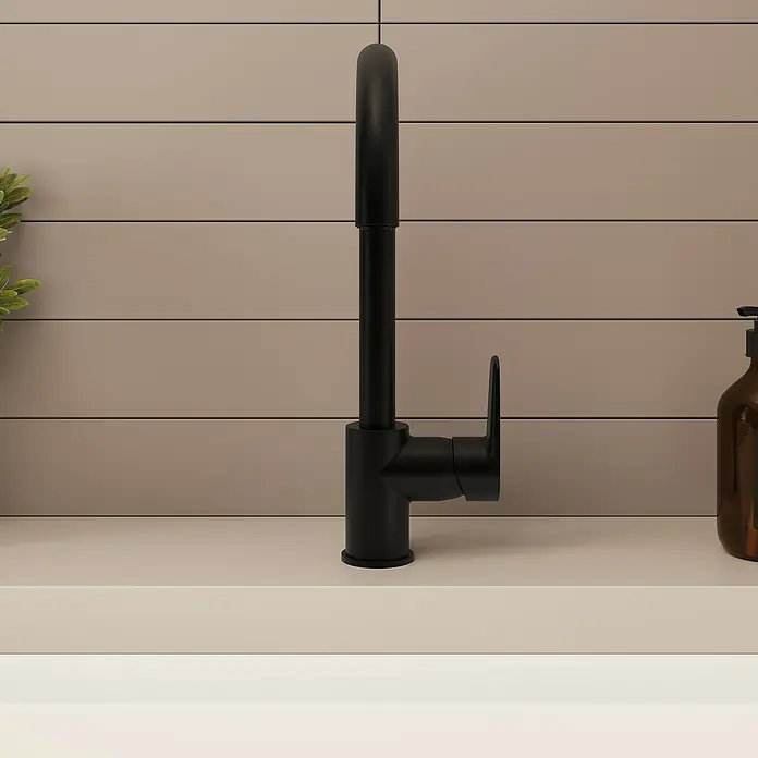 VitrA Flow Soft Spültischarmatur - Fester Auslauf, Schwarz, Matt, Höhe: 35,2 cm - Mattschwarze Küchenarmatur mit hohem, gebogenem Auslauf und Einhebelgriff, auf heller Arbeitsplatte vor gefliester Wand.
