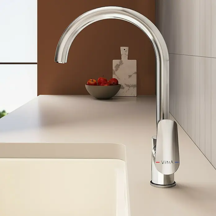 VitrA Flow Soft Spültischarmatur - Fester Auslauf, Chrom, Glänzend, Höhe: 35,2 cm - Chrom Küchenarmatur von VitrA mit Rot/Blau-Anzeigen in einer modernen Küche.