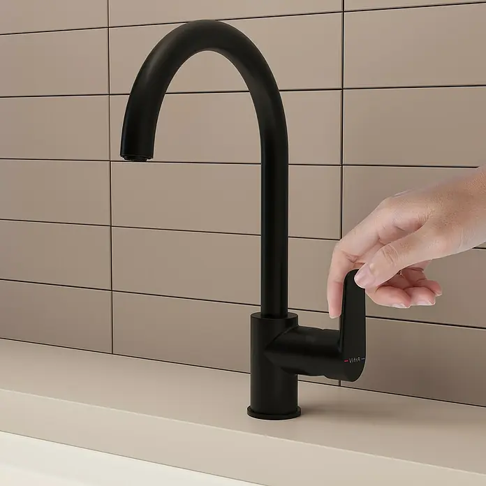VitrA Flow Soft Spültischarmatur - Fester Auslauf, Schwarz, Matt, Höhe: 35,2 cm - Schwarze matte Küchenarmatur, von einer Hand bedient, vor einer gefliesten Wand.