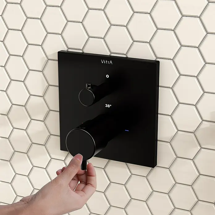 VitrA Flow Square UP-Badewannenarmatur - Ausladung Armatur: 91 mm, Schwarz, Matt - Schwarzer Thermostat-Duschmischer mit zwei Drehknöpfen und 38°-Anzeige, von einer Hand bedient.