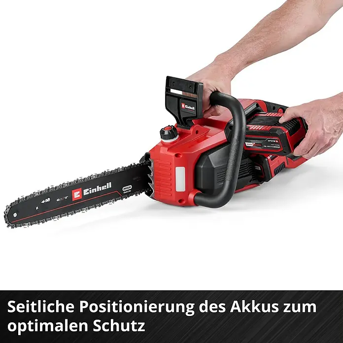 Einhell Professional Akku-Kettensäge GP-LC 36/40 - 36 V, Li-Ionen, Ohne Akku, Schwertlänge: 40 cm - Eine rote Akku-Kettensäge von Einhell mit 40cm Schwert wird von Händen gehalten, die den seitlich positionierten Akku einsetzen.