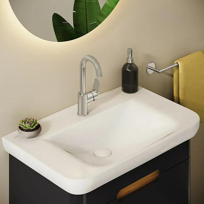 VitrA Flow Round Waschtischarmatur - Höhe: 28 cm, Ausladung Armatur: 114 mm, Chrom - Weißes rechteckiges Waschbecken mit Chromarmatur, in dunklem Waschtischunterschrank mit Holzgriff.