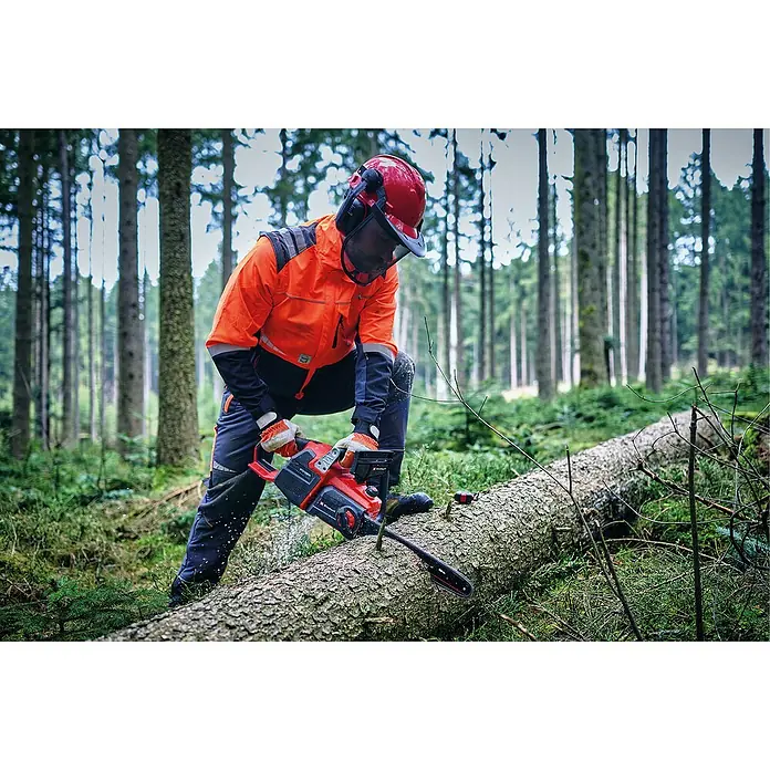 Einhell Professional Akku-Kettensäge GP-LC 36/40 - 36 V, Li-Ionen, Ohne Akku, Schwertlänge: 40 cm - Ein Forstarbeiter mit Schutzkleidung sägt einen Baumstamm mit einer Einhell Kettensäge in einem Wald.