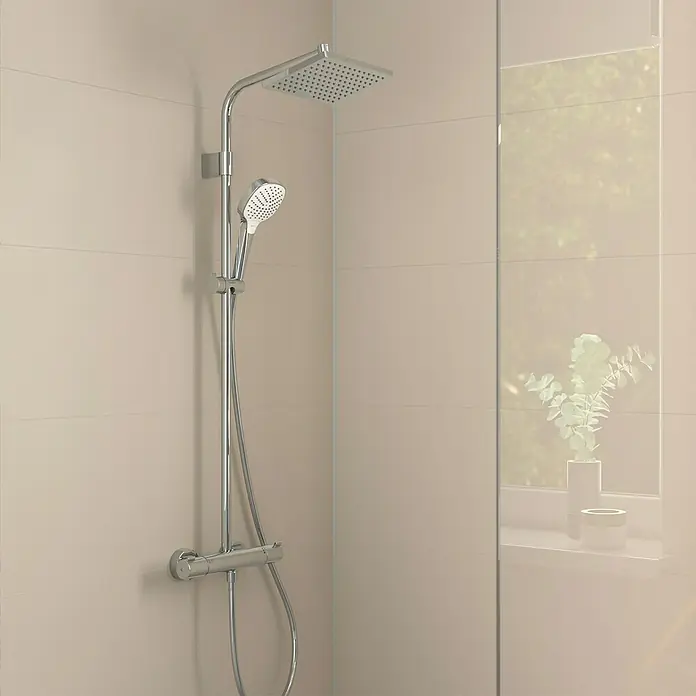 Hansgrohe Duschsystem Moventa E 230 - Anzahl Strahlarten: 1 Stk., Chrom - Nahaufnahme einer Duschgarnitur mit quadratischem Kopf und Handbrause an einer beigen Wand mit Glasabtrennung.