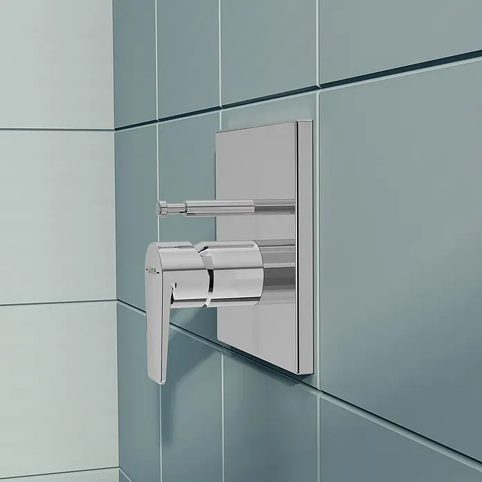 VitrA Flow Square UP-Badewannenarmatur - Ausladung Armatur: 90 mm, Chrom, Glänzend - Polierte Chrom-Duscharmatur mit rechteckiger Platte und zwei Bedienelementen an einer gefliesten Wand.