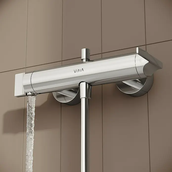 VitrA Suit Badewannenarmatur - Chrom, Glänzend - Verchromte Thermostat-Brausebatterie mit fließendem Wasser, an Fliesenwand montiert.