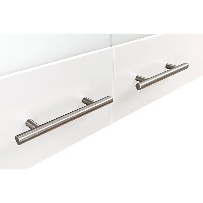 Respekta Merle Miniküche Set 3 - Breite: 100 cm, Weiß, Glaskeramikkochfeld - Nahaufnahme von zwei Edelstahlgriffen an weißen Schranktüren, die ein minimalistisches und modernes Design zeigen.