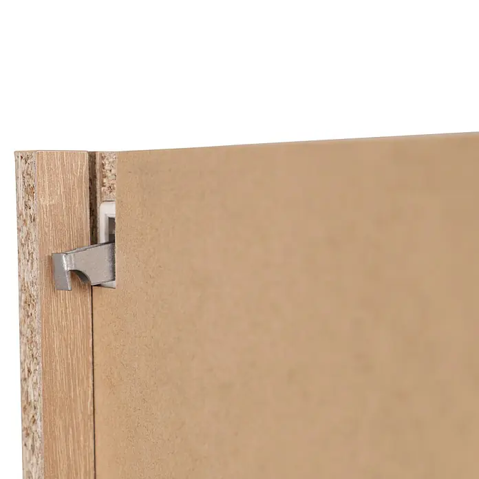 Respekta Merle Hängeschrank - B x T x H: 100 x 34,6 x 168,3 cm, Grau, 3 Stk. - Nahaufnahme eines Schranks mit einem silbernen Verbinder, der zwei Holzplatten verbindet, für stabile Möbel.
