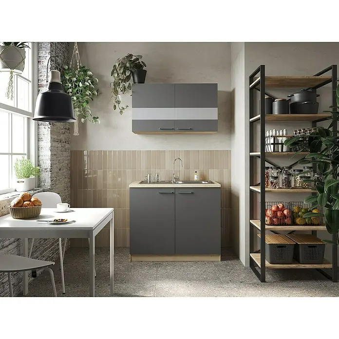 Respekta Merle Komplettspüle Typ 1 - 100 x 60 cm, Grau - Graue Küchenzeile mit Spüle und Hängeschränken, ergänzt durch ein Regal mit Kochutensilien und Lebensmitteln in Gläsern.