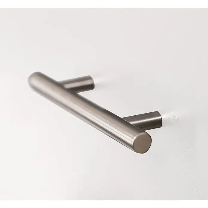 Respekta Merle Miniküche Set 3 - Breite: 100 cm, Weiß, Glaskeramikkochfeld - Nahaufnahme eines modernen, silbernen Türgriffs, der ein elegantes Design für moderne Möbel hervorhebt.