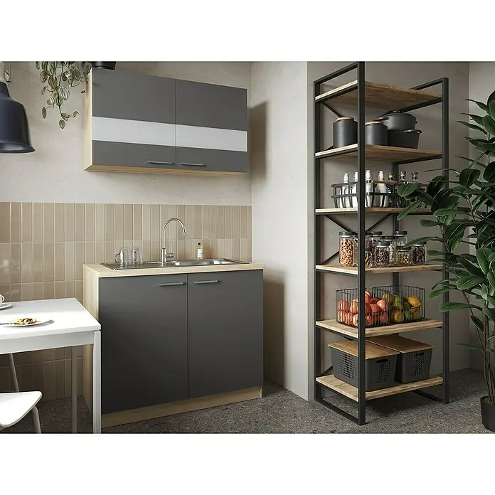 Respekta Merle Komplettspüle Typ 1 - 100 x 60 cm, Grau - Einrichtung mit Küchenschrankkombination in Grau und Holz, Regal mit Vorratsbehältern, Obst und Dekorationen.