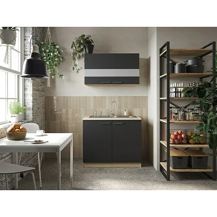 Respekta Merle Komplettspüle Typ 1 - 100 x 60 cm, Schwarz - Küchenszene mit dunklen Küchenschränken, einem Esstisch und einem Regal mit Vorratsgläsern und Obstkörben.