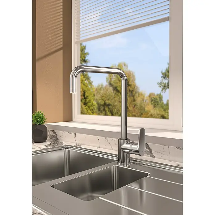 VitrA Flow Soft Spültischarmatur - Chrom, Glänzend - VITA Chrom-Küchenarmatur mit U-förmigem Auslauf und Edelstahl-Doppelspüle, am Fenster installiert.