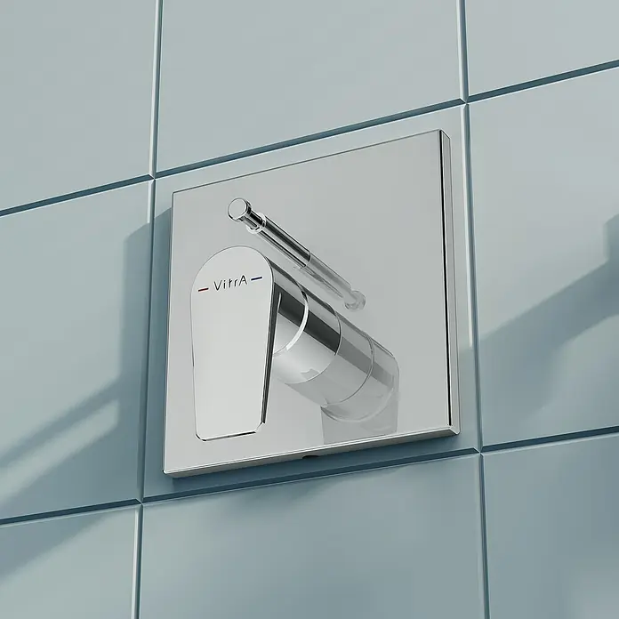 VitrA Flow Square UP-Badewannenarmatur - Ausladung Armatur: 90 mm, Chrom, Glänzend - Verchromte Einhebel-Duscharmatur von VitrA, an einer hellblauen Fliesenwand montiert.