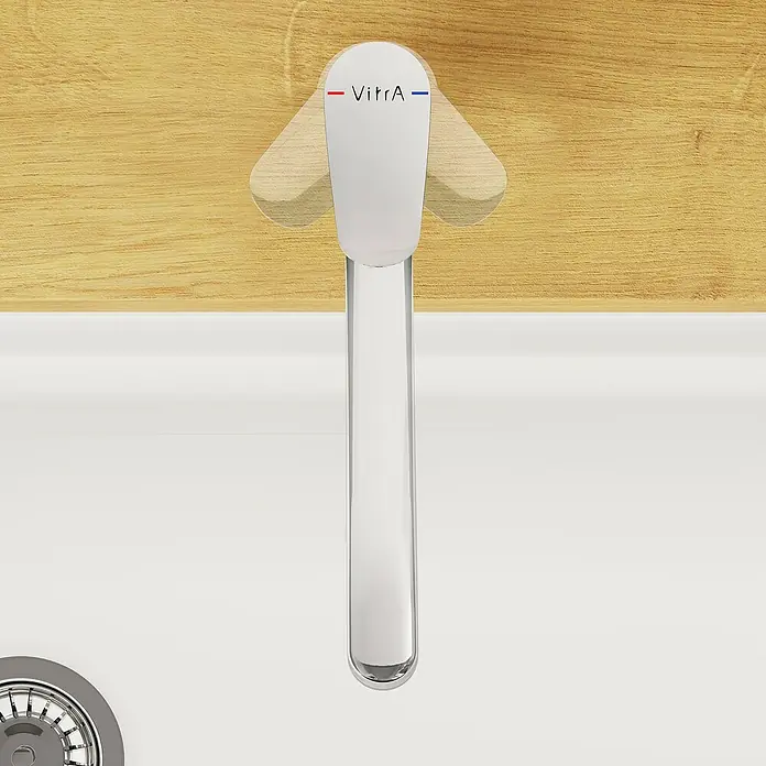 VitrA Flow Round Spültischarmatur - Höhe: 17,4 cm, Chrom, Glänzend - Silberner VitrA Küchenarmatur mit roten und blauen Temperaturanzeigen, in heller Holzplatte über weißem Waschbecken.