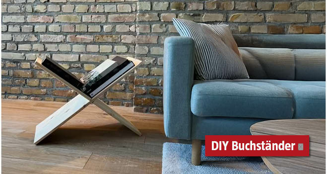 Buchständer in X-Form aus Holz mit Magazinen neben der Couch