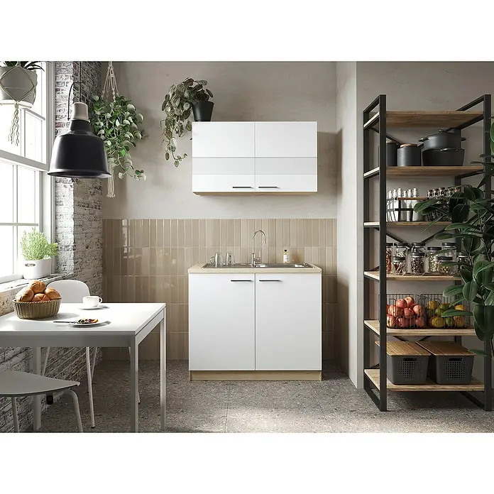 Respekta Merle Komplettspüle Typ 1 - 100 x 60 cm, Weiß - Helle Küche mit weißen Unterschränken, Hängeschränken und einem schwarzen Regal mit Holzregalböden. Dekorative Pflanzen beleben den Raum.