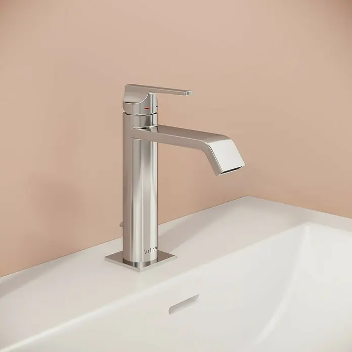 VitrA Suit Waschtischarmatur - Chrom, Glänzend, Höhe: 19 cm - VitrA polierte Metall-Einhebelarmatur auf weißem Waschbecken.