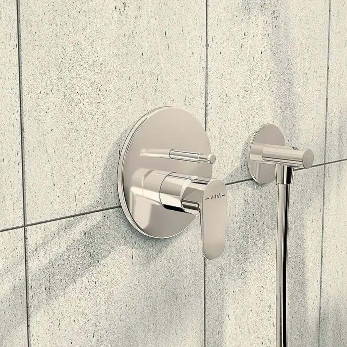 VitrA Flow Soft UP-Badewannenarmatur - Chrom, Glänzend, Ausladung Armatur: 87 mm - Verchromte Duscharmatur und Umsteller an einer hellen Fliesenwand.