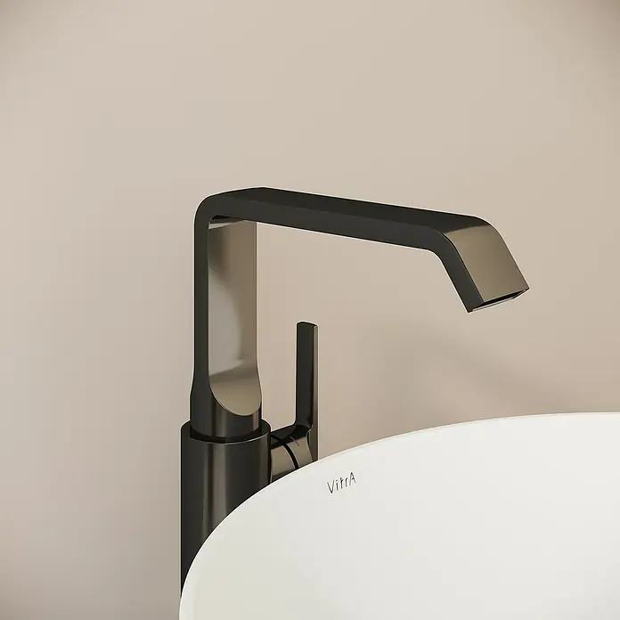 VitrA Suit Waschtischarmatur - Schwarz, Glänzend, Ohne Zugstange, Höhe: 25,7 cm - Elegante schwarze moderne Armatur neben einem weißen VitrA Waschbecken.