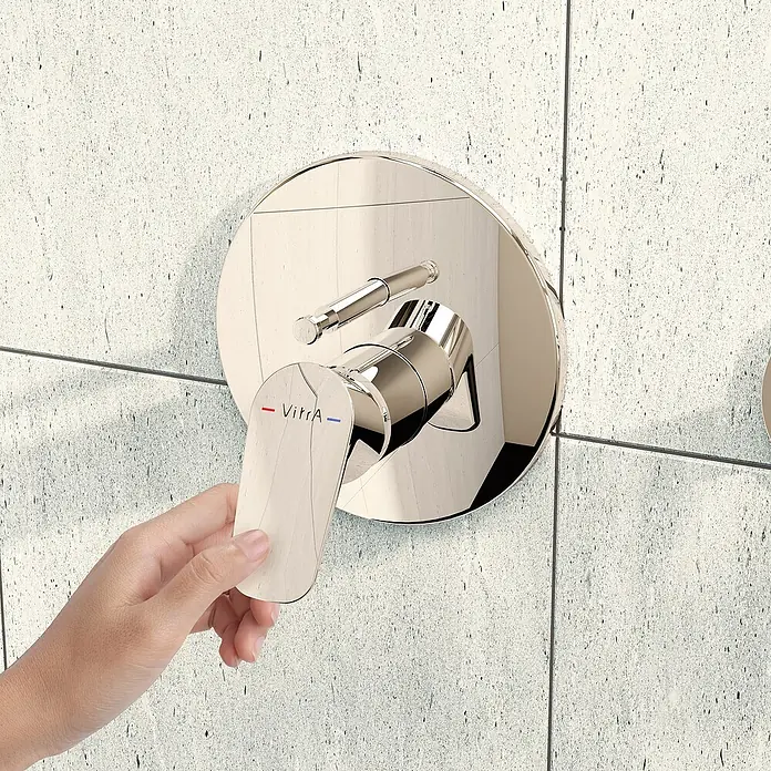 VitrA Flow Soft UP-Badewannenarmatur - Chrom, Glänzend, Ausladung Armatur: 87 mm - Hand bedient VitrA Duschmischer mit poliertem Chromrand und hellem Holzhebel an gefliester Wand.