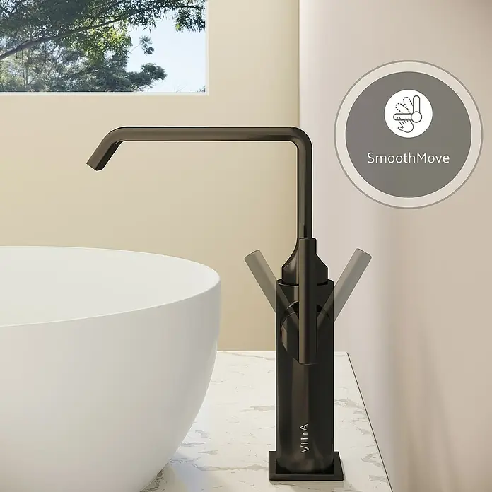 VitrA Suit Waschtischarmatur - Schwarz, Glänzend, Ohne Zugstange, Höhe: 25,7 cm - Dunkler, moderner VitrA Wasserhahn mit verstellbarem Griff (SmoothMove) neben einer weißen Badewanne.