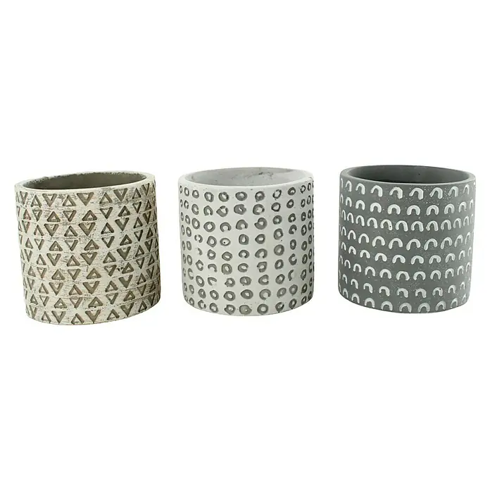 Maceta para planta Iris - Dimensiones externas (Ø x Al): 13 x 12 cm, Hormigón, Gris - Esta imagen muestra un primer plano de tres maceteros decorativos de hormigón, cada uno con un diseño único, perfectos para espacios de vida elegantes.
