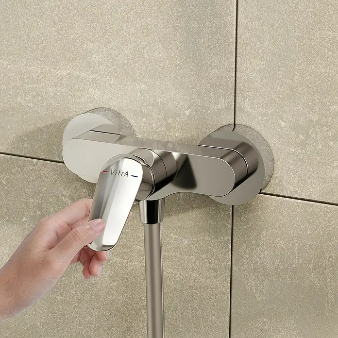 VitrA Flow Round Brausearmatur - Chom, Glänzend - Chromfarbener VitrA Duschmischer, dessen Hebel von einer Hand bedient wird.