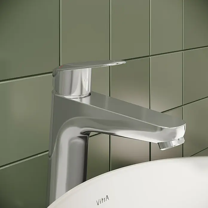 VitrA Flow Round Waschtischarmatur - Höhe: 27 cm, Ausladung Armatur: 151 mm, Chrom, Mit Zugstange - Moderner Chrom-Wasserhahn mit Einhebelmischer, montiert über einem weißen Keramikwaschbecken mit 'VitrA'-Logo.