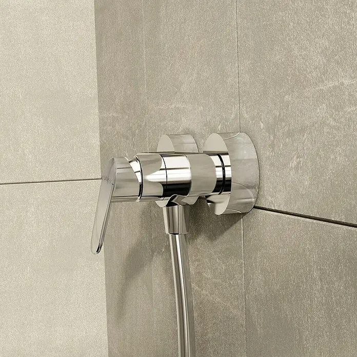 VitrA Flow Round Brausearmatur - Chom, Glänzend - Chrom-Duscharmatur mit Einhebelmischer und Schlauch, an einer gefliesten Wand montiert.