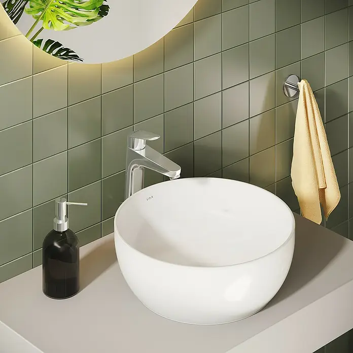VitrA Flow Round Waschtischarmatur - Höhe: 27 cm, Ausladung Armatur: 151 mm, Chrom, Mit Zugstange - Eine moderne Waschtischanlage mit weißem Aufsatzwaschbecken, Chromarmatur und Seifenspender.