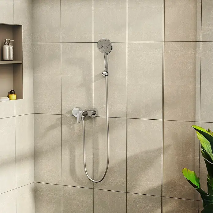 VitrA Flow Round Brausearmatur - Chom, Glänzend - Verchromte Brausegarnitur mit flexiblem Schlauch und Mischbatterie in einer gefliesten Duschkabine.