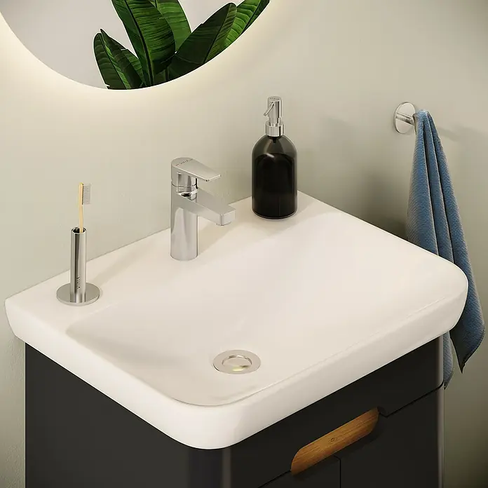 VitrA Flow Square Waschtischarmatur - Chrom, Glänzend, Höhe: 15,6 cm, Mit Zugstange - Modernes Badezimmerwaschbecken mit weißem Becken, Chromarmatur und dunklem Waschtisch. Bambuszahnbürste, Seifenspender und blaues Handtuch.