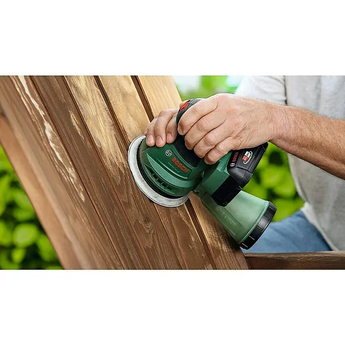 Bosch Power for All 18V Akku-Exzenterschleifer EasyOrbit 18V-10 - 18 V, Ohne Akku, Durchmesser Schleifteller: 125 mm - Nahaufnahme eines Mannes, der mit einem Bosch Exzenterschleifer ein Holzstück schleift.