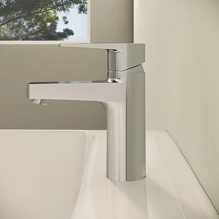 VitrA Flow Square Waschtischarmatur - Chrom, Glänzend, Höhe: 15,6 cm, Mit Zugstange - Moderner Wasserhahn aus poliertem Chrom mit rechteckigem Design, auf einem weißen Waschbecken installiert.