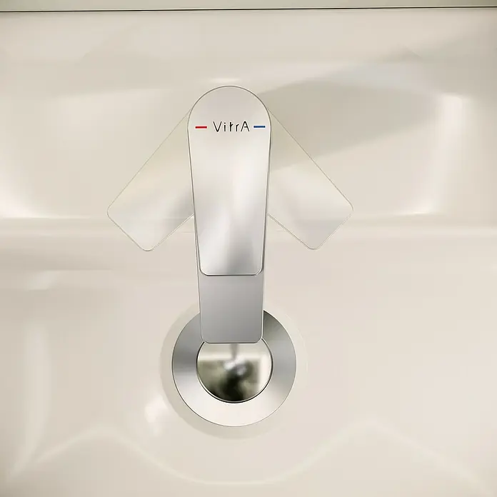 VitrA Flow Square Waschtischarmatur - Chrom, Glänzend, Höhe: 15,6 cm, Mit Zugstange - VitrA Einhebel-Armatur aus Chrom mit roten und blauen Temperaturanzeigen, in einem weißen Waschbecken.