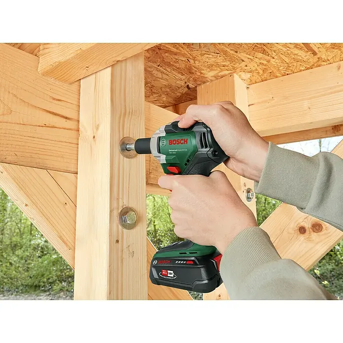 Bosch Power for All 18V Akku-Drehschlagschrauber UniversalImpactDrive 18V-350 - 18 V, Ohne Akku, 350 Nm - Ein Bosch UniversalImpactDrive 18V-350 Akku-Schlagschrauber wird zum Verschrauben von Holzbauteilen verwendet.