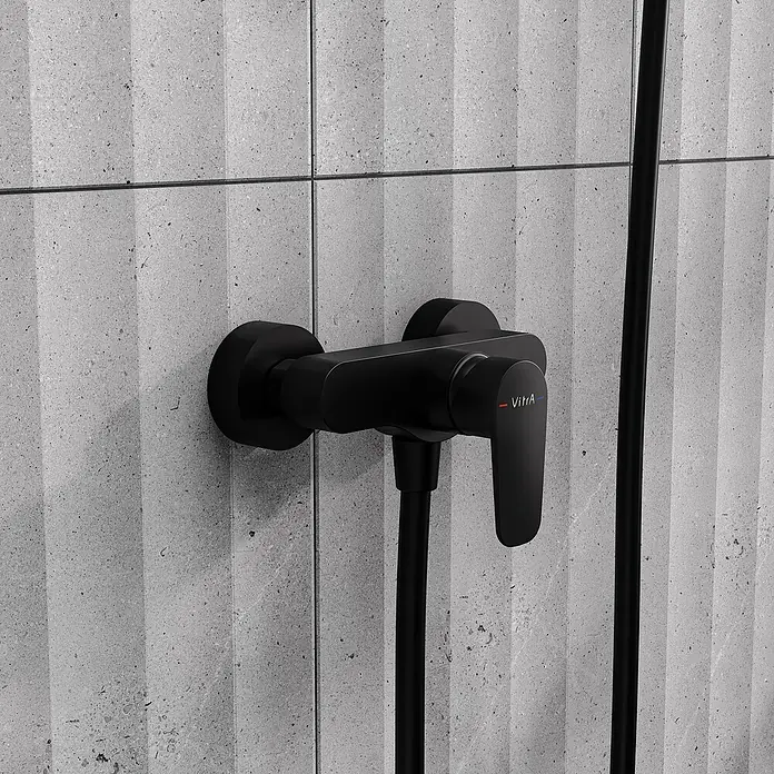 VitrA Flow Soft Brausearmatur - Ausladung: 12,7 cm, Schwarz, Matt - Mattschwarzer Duschmischer mit Schlauch und Brausestange.