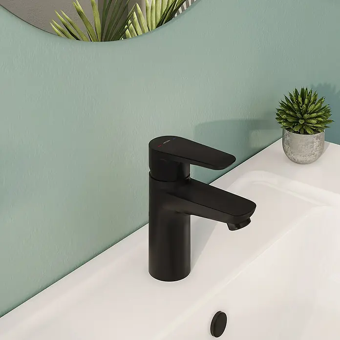 VitrA Flow Soft Waschtischarmatur - Schwarz, Höhe: 15 cm, Ohne Zugstange - Mattschwarze Einhebel-Armatur auf einem weißen Waschbecken.