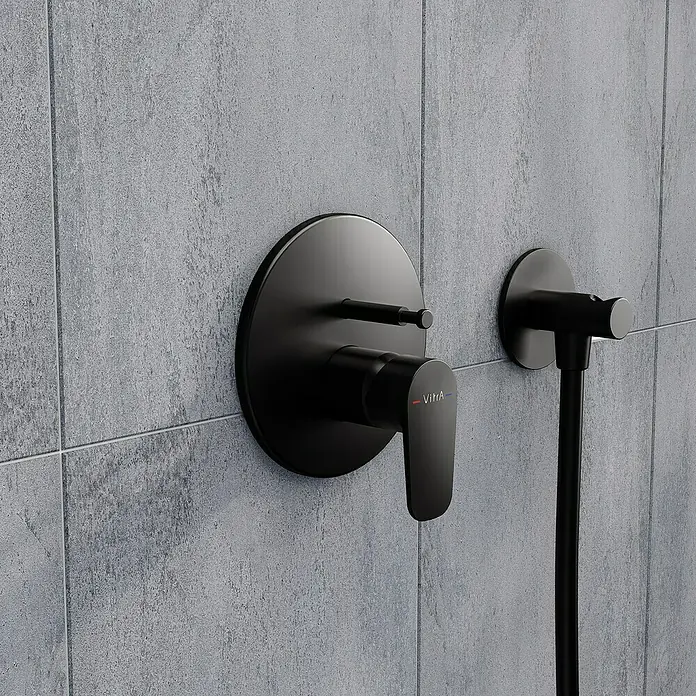 VitrA Flow Soft UP-Badewannenarmatur - Schwarz, Matt, Ausladung Armatur: 87 mm - Mattschwarze wandmontierte Duscharmatur und Brausehalterung mit Schlauch.
