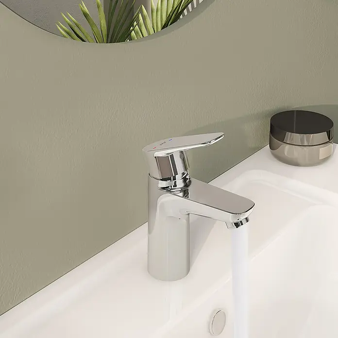 VitrA Flow Soft Waschtischarmatur - Chrom, Höhe: 15 cm, Ohne Zugstange - Verchromte Badarmatur lässt Wasser in ein weißes Waschbecken laufen.