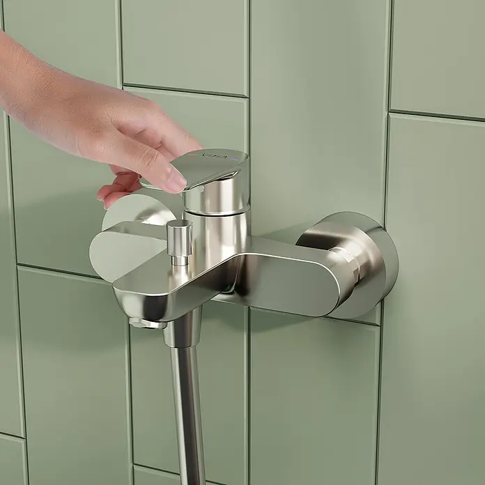 VitrA Flow Soft Badewannenarmatur - Chrom, Glänzend - Hand justiert einen gebürsteten Nickel-Brausemischer mit Brauseschlauchanschluss.