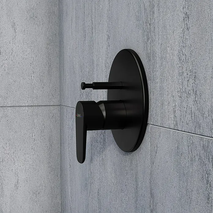 VitrA Flow Soft UP-Badewannenarmatur - Schwarz, Matt, Ausladung Armatur: 87 mm - Mattschwarzer Duschmischer mit Hebel, an einer grauen Fliesenwand montiert.