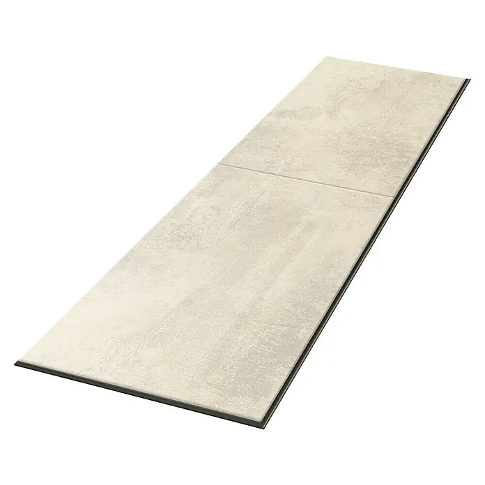 Egger Laminat Aquadura+ - Chromix weiss, 1.292 x 327 x 7,5 mm - Aufnahme von Terrassenfliesen. Die hellen Fliesen haben eine raue Oberfläche und liegen auf einem dunklen Untergrund.