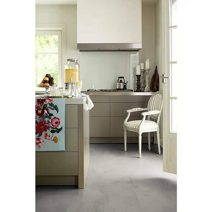 Egger Laminat Aquadura+ - Chromix silber, 1.292 x 327 x 7,5 mm - Diese Küche zeigt einen Getränkespender auf der Insel und bietet eine stilvolle und funktionale Ergänzung für jede moderne Kücheneinrichtung.