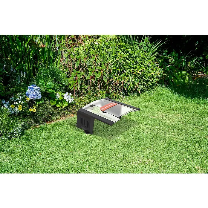 Yard Force Mähroboter-Garage AR SH02 - Yard Force Mähroboter-Modelle NX, COMPACT, SA, Classic, EasyMow und MowBest - Ein grauer und silberner Mähroboter-Unterstand, schützt einen Mäher vor der Witterung.