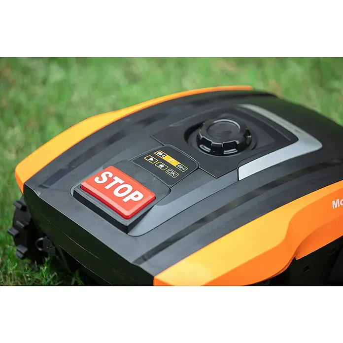 Yard Force Mähroboter Mowbest 805 - 250 m², Schnittbreite: 16 cm, Induktionsgestützte Navigation, Begrenzungskabel - Nahaufnahme eines schwarz-orangen Mähroboters mit rotem STOP-Knopf und Bedienfeld.